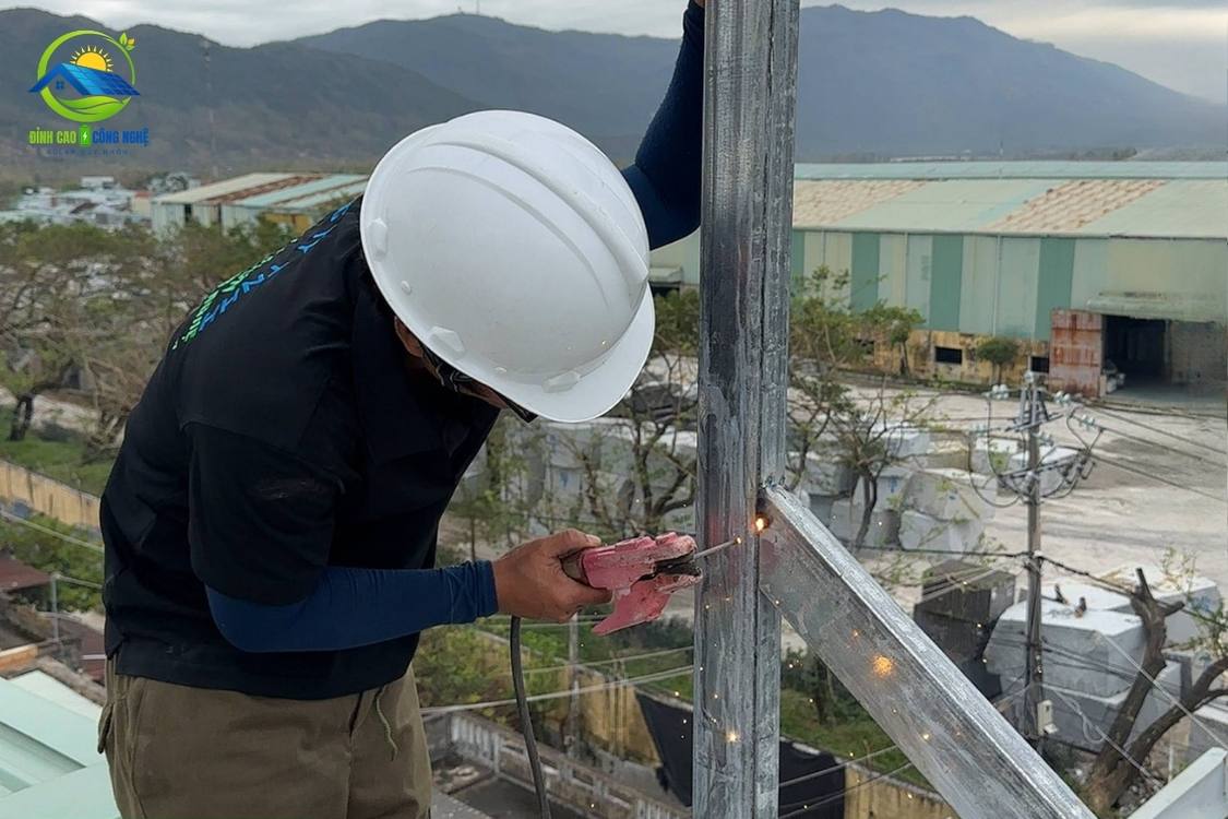 Hàn khung sắt giá đỡ pin mặt trời 