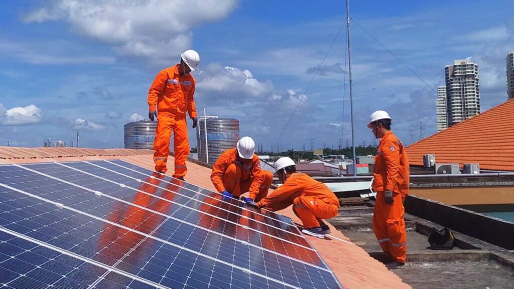 Điện mặt trời mái nhà là nguồn năng lượng phân tán có thể góp phần giảm áp lực cung ứng điện cho hệ thống, đặc biệt trong các khung giờ phụ tải cao. Nguồn ảnh: ĐVCC